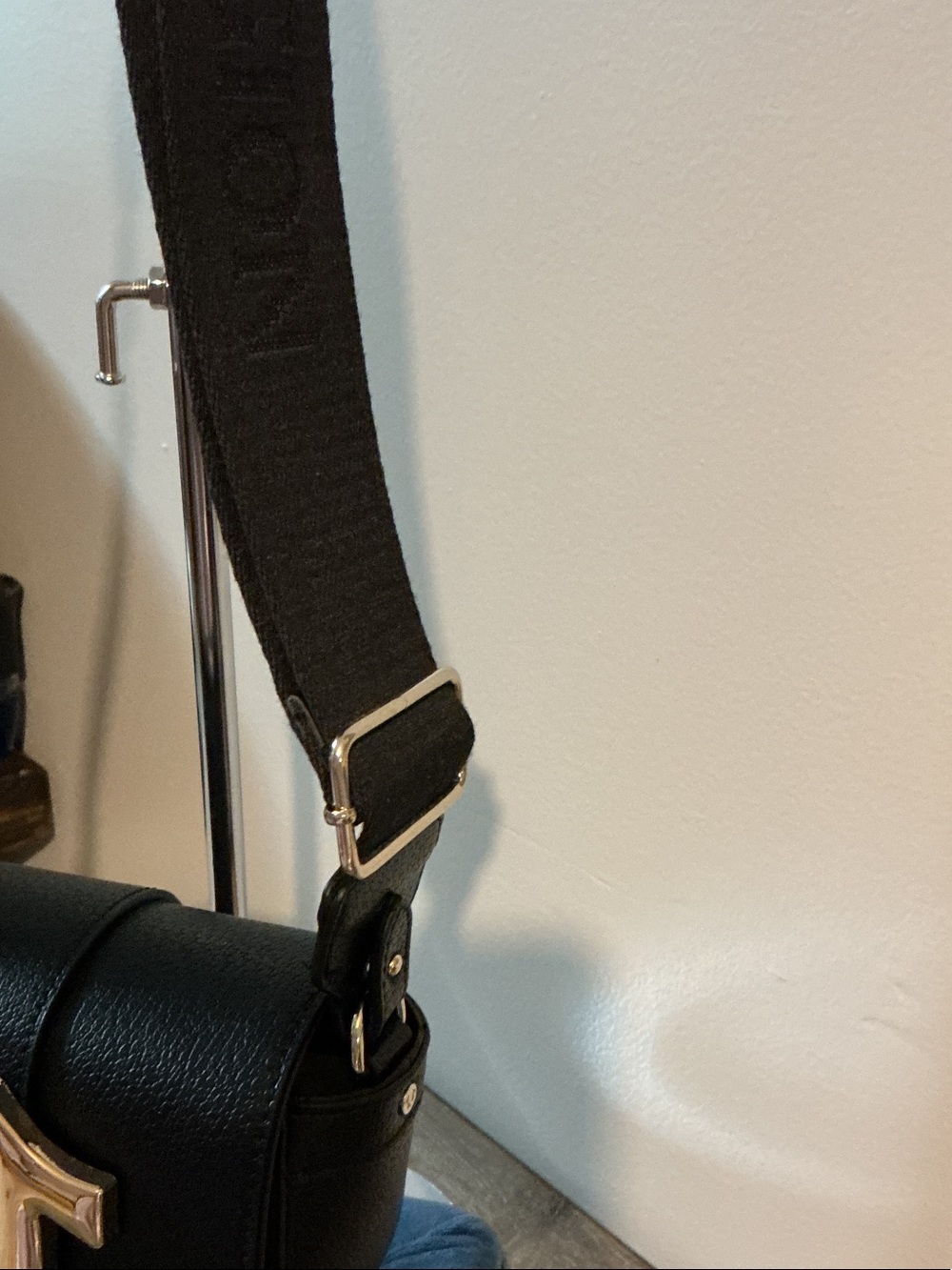 True Religion Mini Flap Crossbody Black with Gold Logo Horseshoe Emblem EUC - Picture 3 of 7